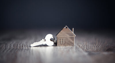 house model and house key on table