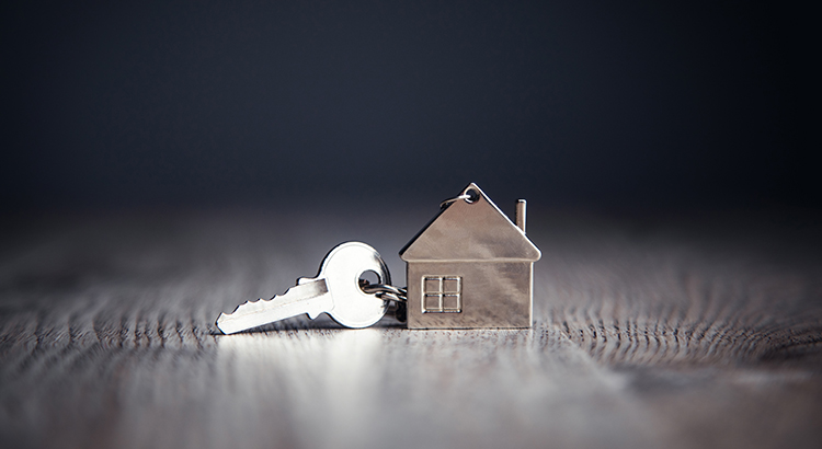 house model and house key on table